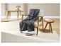 Une couverture en laine grise sur un fauteuil en bois avec une table basse en bois.