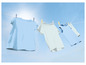 Des t-shirts bleus et blancs accrochés à une corde à linge.