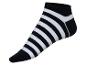 Une paire de chaussettes rayées noires et blanches.