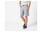 Shorts et baskets pour homme : style décontracté.