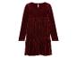 Une robe en velours rouge foncé à manches longues.