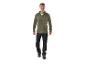 Homme portant un sweat-shirt en polaire vert et un pantalon de travail noir