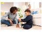Un père et son fils jouent avec des blocs de construction en bois dans le salon.
