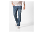 Homme marchant en jeans Levi's 502 Regular Tapered et baskets blanches.