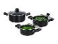 Trois casseroles noires avec couvercles, deux remplies de petits pois et de haricots verts.