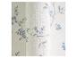 Papier peint à motif floral bleu clair avec une surface texturée.