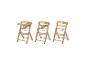 Trois chaises hautes réglables en bois, dont une avec plateau et harnais de sécurité.