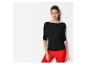 Une femme portant un haut noir et un pantalon rouge.