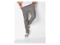 Pantalon gris homme et baskets beige clair.