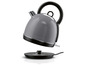 Une bouilloire grise Silvercrest sur un socle noir.
