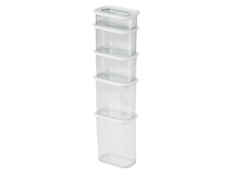 Quatre boîtes de rangement transparentes empilables.