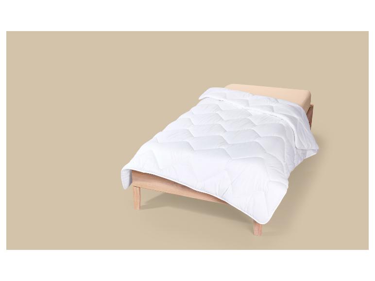 Couette LIVARNO® lavable à chaud, 140 x 200 cm, sur un lit en bois