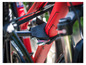 Un vélo attaché à un porte-vélos avec une sangle.