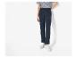 Pantalon bleu marine avec cordon de serrage et baskets blanches.