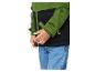 Enfant portant une veste softshell verte et noire avec un jean bleu.