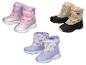 Trois paires de bottes de neige pour enfants en rose/argent, beige/noir et violet à motifs.