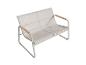 Banc de jardin deux places avec cadre en métal gris et accoudoirs en bois.