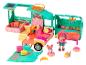Un camping-car jouet avec une poupée, un chiot et des accessoires de camping.