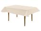 Nappe beige sur une table en bois