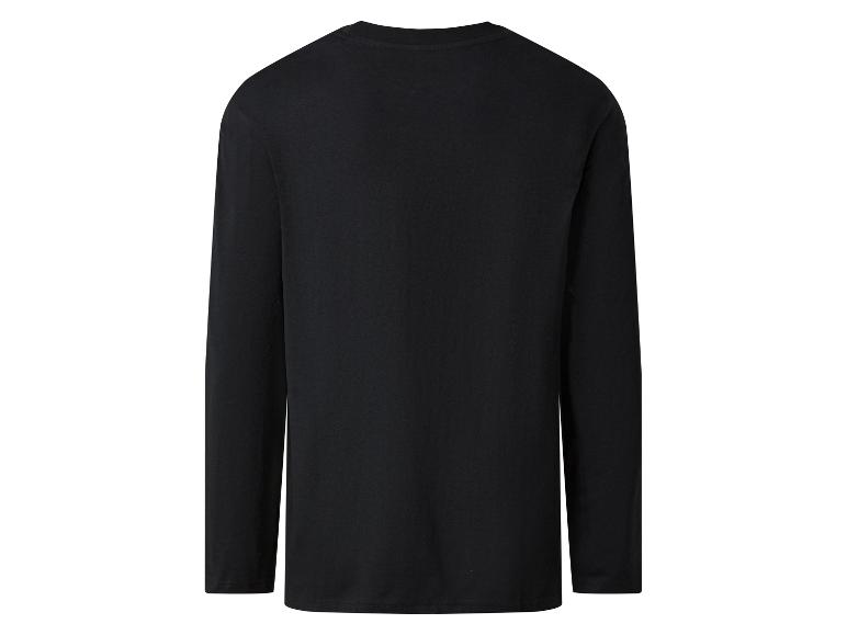 T-shirt noire à manches longues.