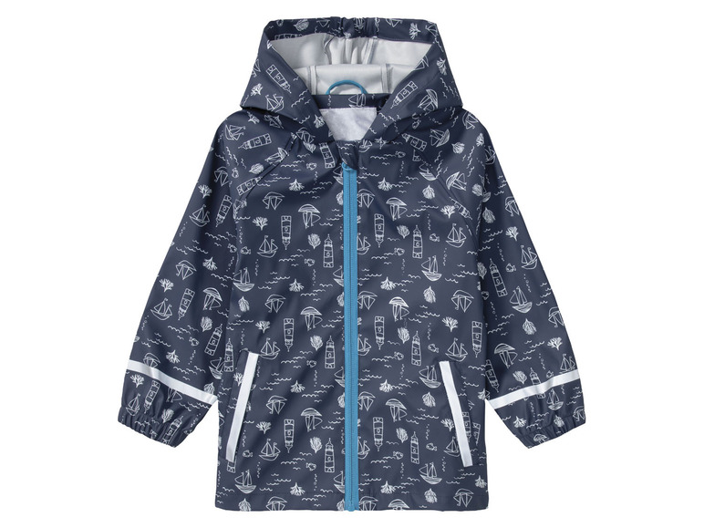 Imperméable bleu pour enfants avec un motif de bateaux.