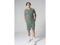 Un homme portant un t-shirt et un short verts à imprimé léopard.