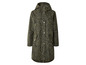 Un imperméable vert à motif zèbre.