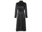 Une robe noire en satin avec des boutons et une ceinture.