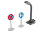 Un panneau de signalisation avec une croix rouge, un panneau bleu avec un enfant et un lampadaire gris.