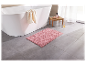 Tapis de bain rose dans une salle de bain moderne.