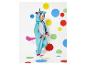 Un enfant en costume de licorne debout devant un mur avec des cercles de couleurs.