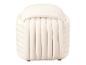Pouf tressé crème avec plis verticaux.