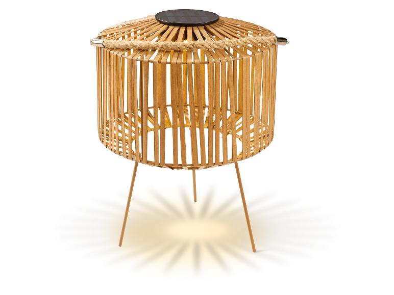 Lanterne solaire en bambou avec poignée en corde et trois pieds, projetant un motif lumineux en étoile