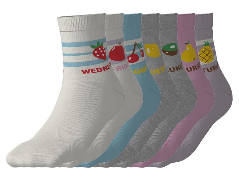 Sept chaussettes colorées avec des fruits et les jours de la semaine, disposées en diagonale.