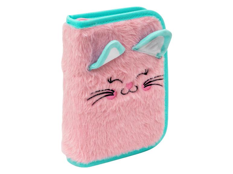 Carnet rose en peluche avec des oreilles de chat et un visage brodé.