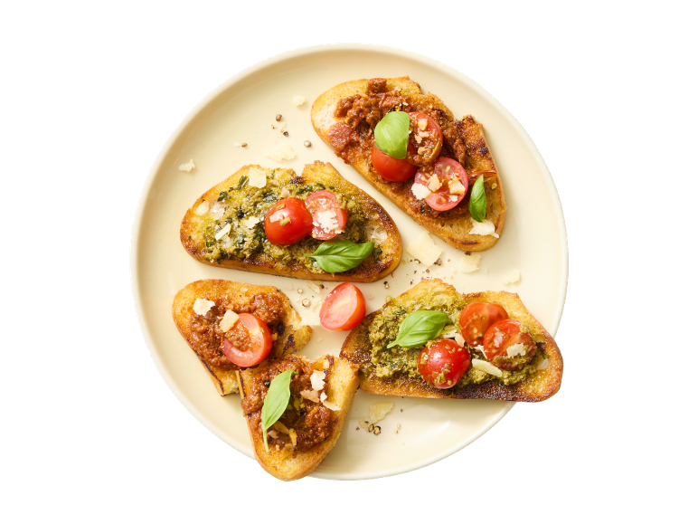 Bruschetta au pesto et tomate, et bruschetta à la pâte de tomate et tomate.