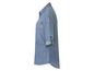 Une chemise en jean bleu clair à manches longues.