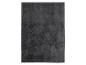 Une couverture en polaire gris foncé.