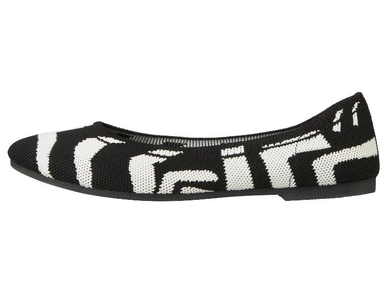 Ballerines noires et blanches à motif géométrique.