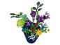 Bouquet de fleurs colorées en blocs dans un vase bleu.
