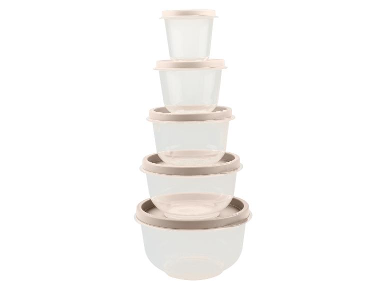 Un ensemble de cinq récipients de stockage en plastique transparent avec des couvercles beiges.
