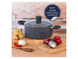 Une casserole grise avec un couvercle, adaptée pour la cuisson sur une cuisinière à gaz.