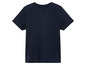 Un t-shirt bleu marine à manches courtes.
