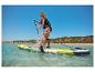 Femme pagayant sur une planche de paddle gonflable : activité nautique estivale.