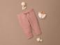 Pantalon rose pour bébé avec des jouets en bois
