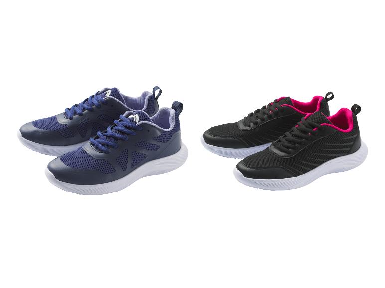 Des chaussures de sport bleues et noires avec des semelles blanches.