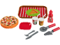 Ensemble de pizza jouet avec plateau, boissons, ketchup, couverts, roulette et pelle à pizza.