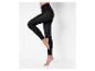 Une personne portant des leggings noirs, debout sur une jambe, l'autre jambe pliée.