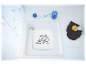 Tapis de bain avec imprimé nuages et oiseaux dans une cabine de douche blanche.