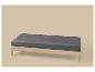 Banc en bois avec coussin gris sur fond beige